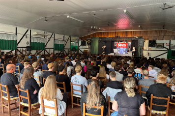 Teatro marca comemorações do aniversário de Imigrante para alunos das redes municipal e estadual 