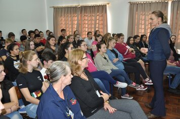 Delegada conversou com alunos da escola 25 de Maio