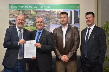 Imigrante assina termo de cooperação para dois poços artesianos