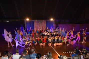 Show de patinação artística emociona público em Imigrante