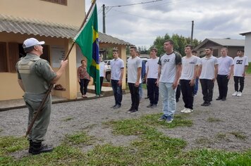 Jovens de Imigrante prestaram Juramento à Bandeira
