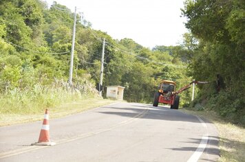 Obras realizam roçadas no interior