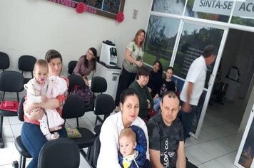 Crianças recebem vacina contra sarampo no Dia D