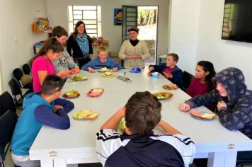 Adolescentes realizam atividades sobre alimentação saudável