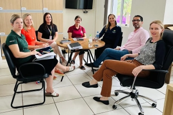 Imigrante recebe equipe do CRR TEAcolhe APAE BRS em ação de matriciamento