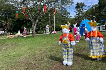 Imigrante prepara programação especial de Páscoa com decoração e atrações na Praça Municipal