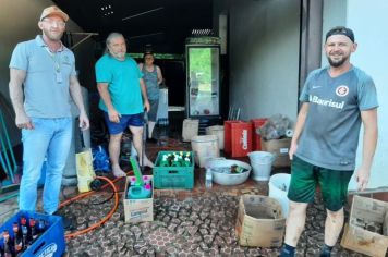 Cras entrega itens de limpeza para os mais atingidos