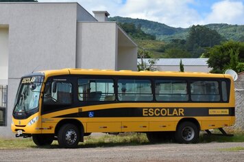 Imigrante recebe recurso para educação viabilizado pelo senador Luis Carlos Heinze