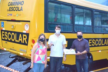 Imigrante recebe novo ônibus escolar