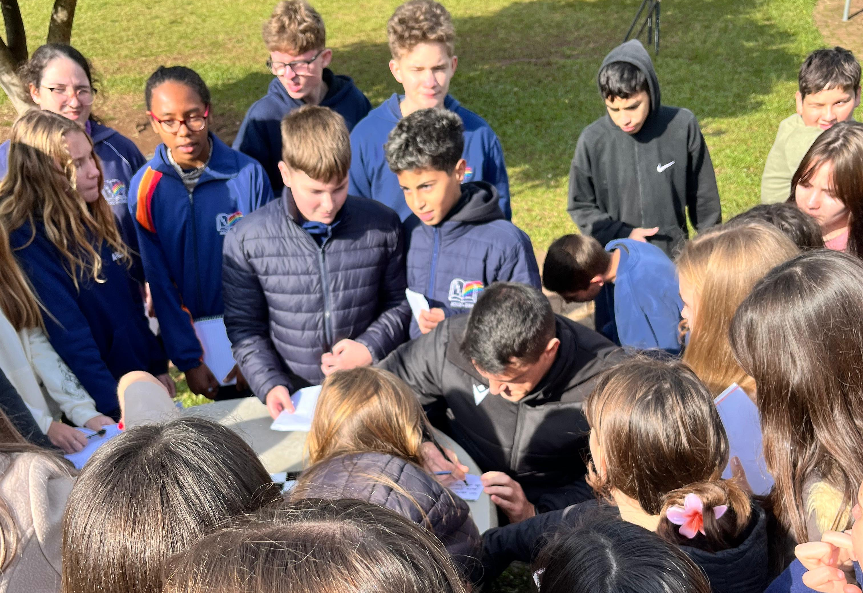 Árbitro da FIFA Rafael Klein visita EMEF Arco-Íris e compartilha trajetória com alunos