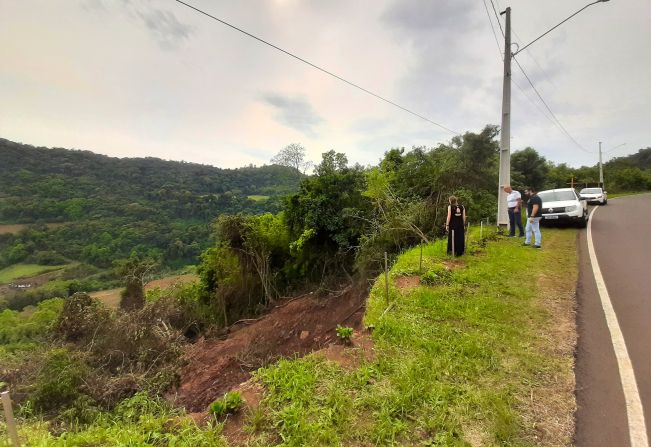 Secretaria de Obras isola área de risco, na via de acesso à RSC-453