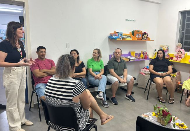 Pais e familiares de crianças com autismo participam de reuniões mensais