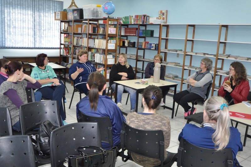 Merendeiras e nutricionista estiveram reunidas