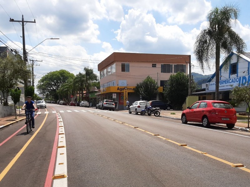 Tachões separam ciclovia das faixas de trânsito de veículos