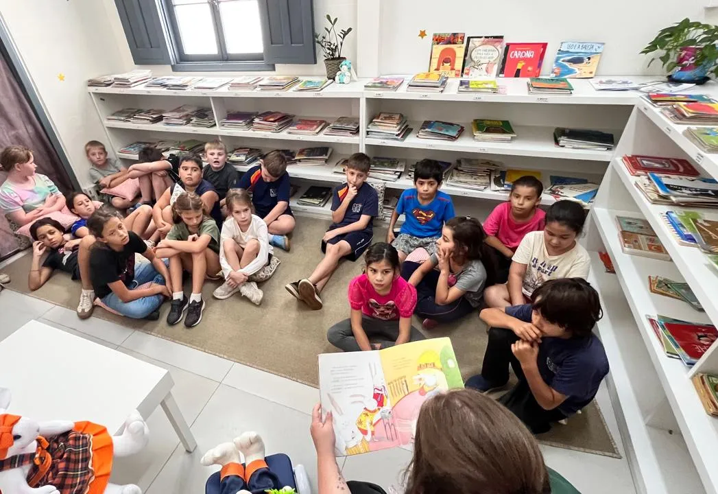 Biblioteca Municipal celebra seu dia com Hora do Conto para alunos da Emef Arco-Íris