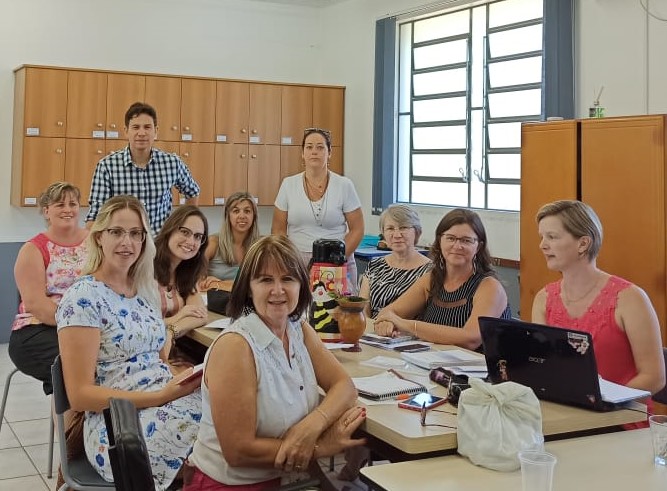 Equipe da Educação participa de reunião