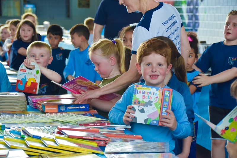 Programação diversificada reuniu alunos e comunidade na Feira do Livro