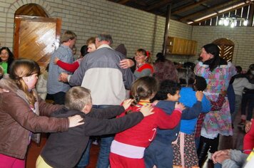 Cras realizou integração junina entre grupos