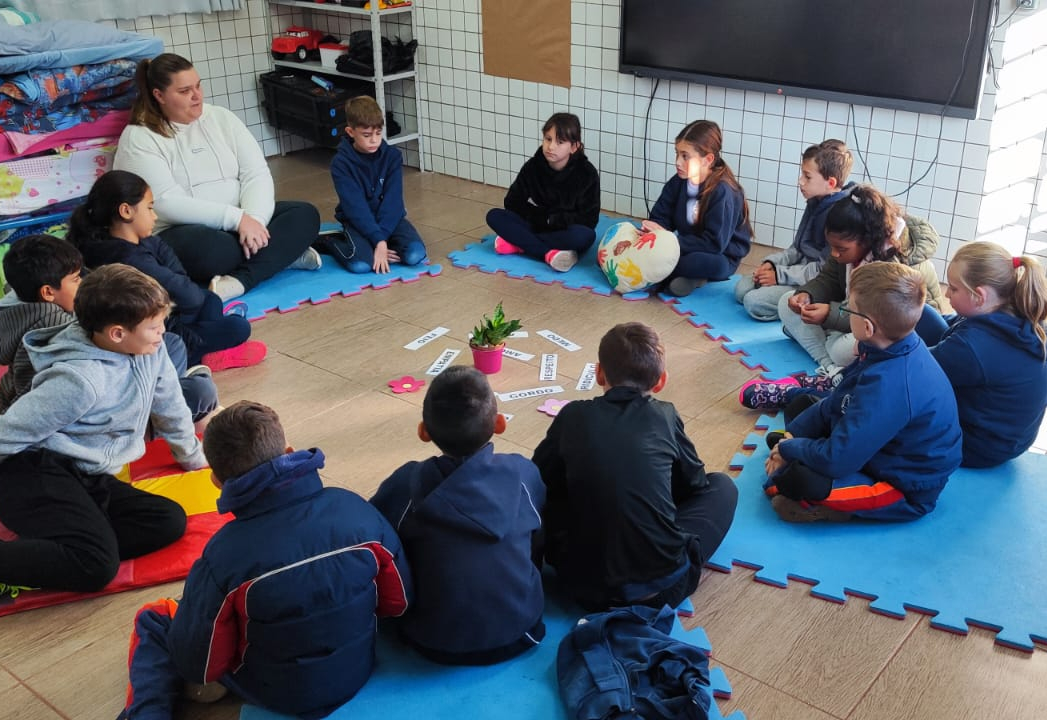 Turmas do 3º e 4º anos da EMEF Arco-Íris participam de projeto contra o bullying no turno inverso