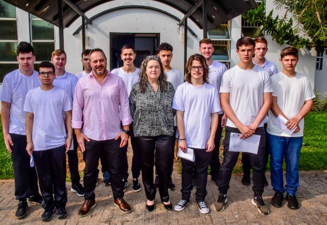 Jovens prestam juramento à Pátria 